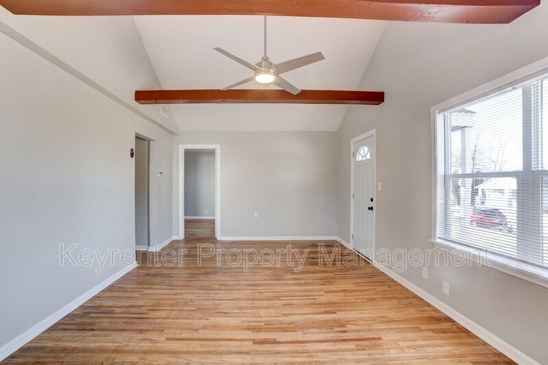 Foto principal - 1347 N Lewis Pl