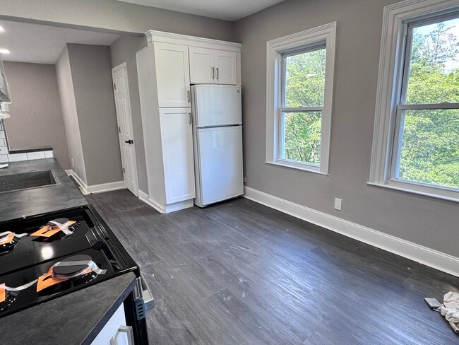 Kitchen - 857 Sherman Ave