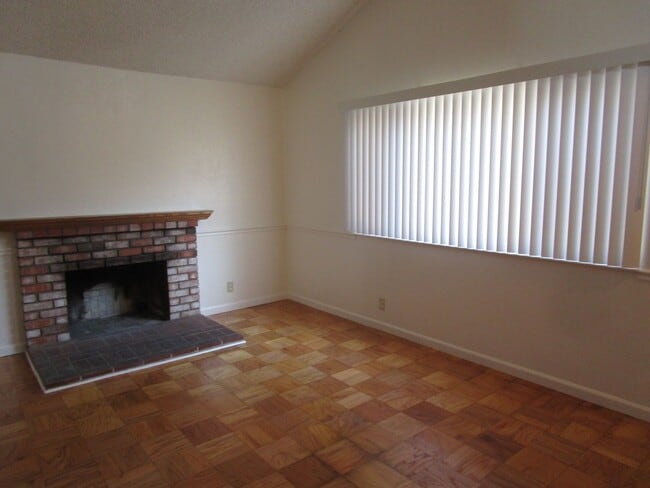 Building Photo - 1001 Mockingbird Ln