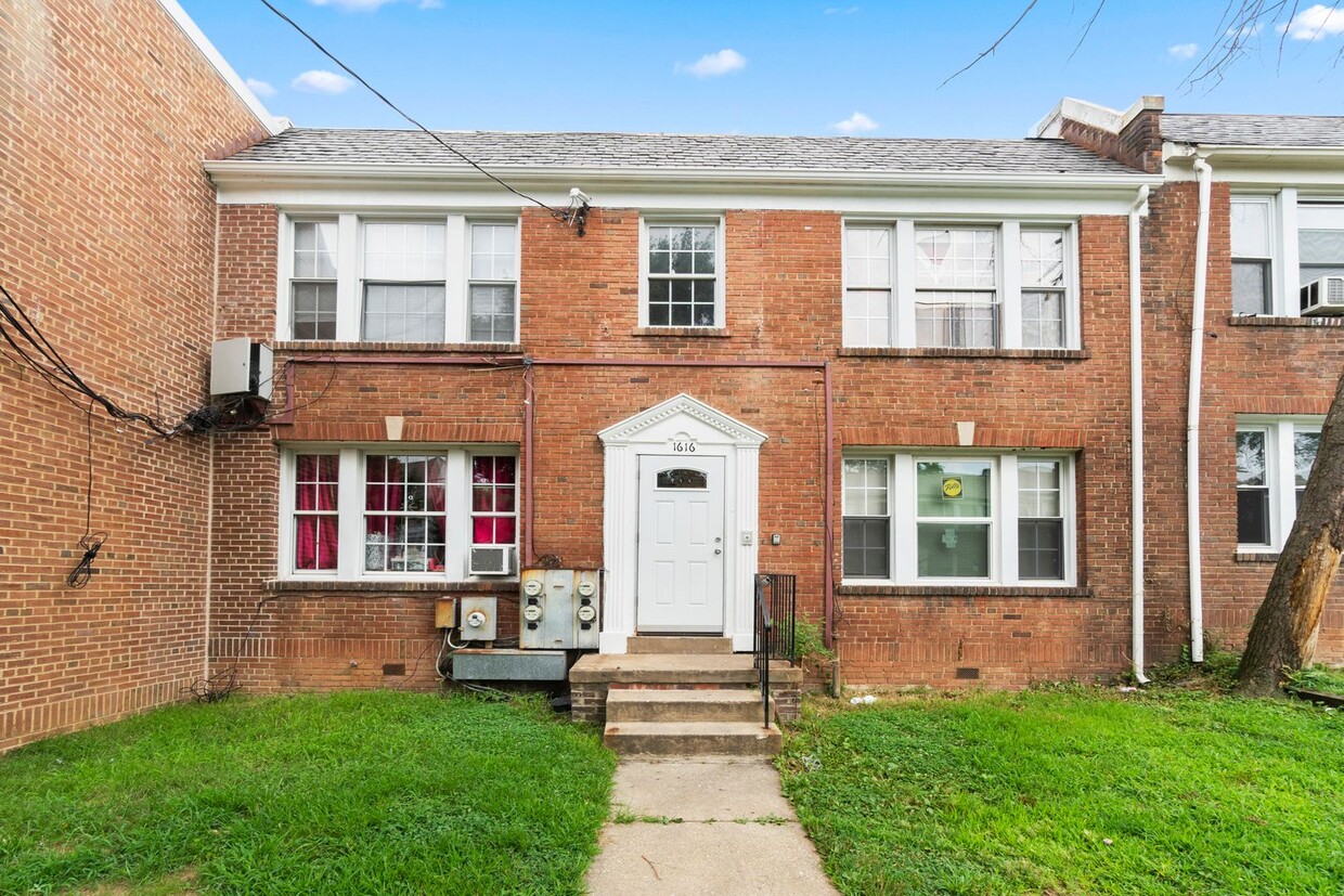 Primary Photo - Charming 2 Bedroom Apartment in Beautiful ...