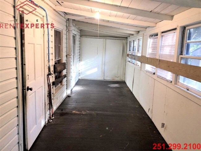 Building Photo - 108 Martin St