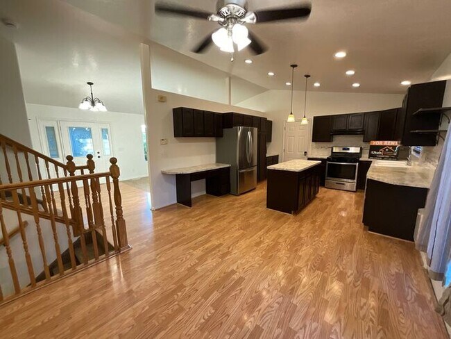 Foto del edificio - 4 Bedroom 2 1/2 Bath Home Oversized 2 Car Garage. Dog Friendly Available in June