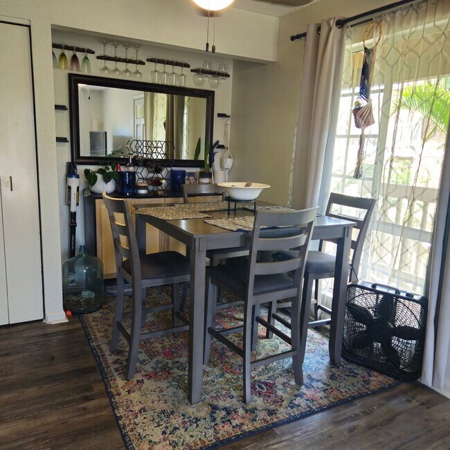 Foto del edificio - Pet Friendly Upstairs 2/1.5-bedroom North ...