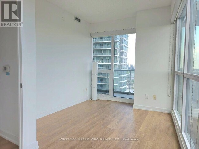 Photo du bâtiment - 115 McMahon Dr