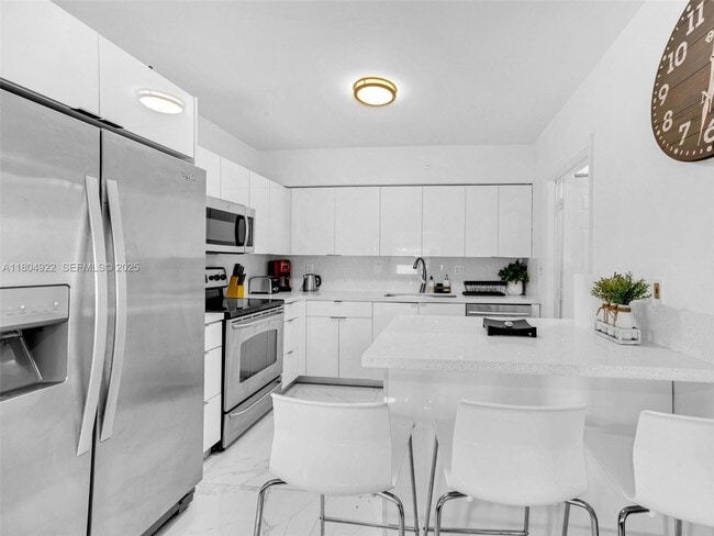 Building Photo - 421 W Pembroke Rd