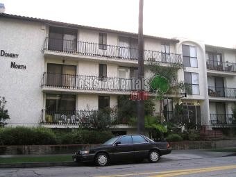 Foto del edificio - 100 N Doheny Dr