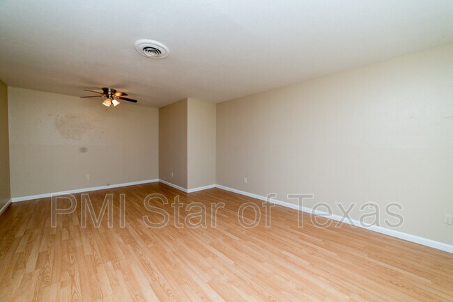Building Photo - 900 Spring Valley Plaza