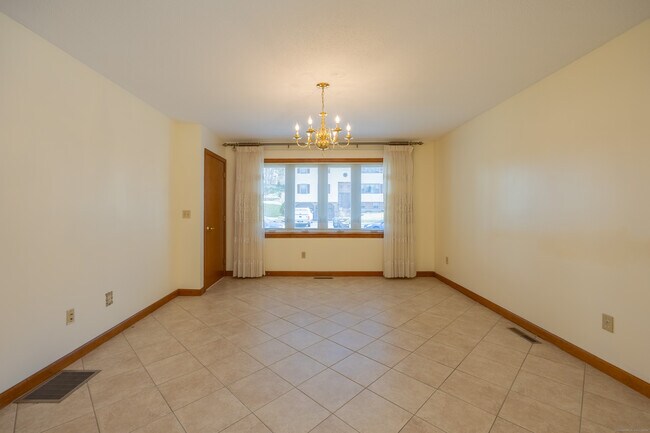 Building Photo - 62 Sandy Brook Dr