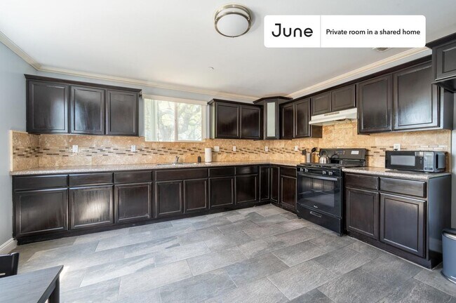 Building Photo - Private bedroom in 5 bed/3 bath Home