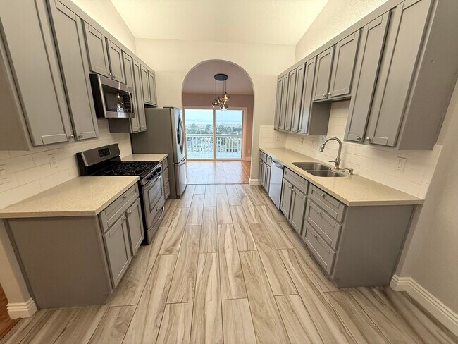 Building Photo - 533 Bustos Pl