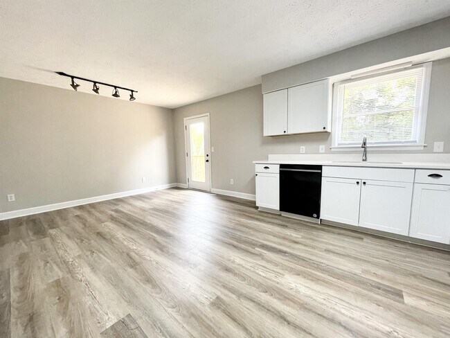 Building Photo - 2236 Mercer Dr