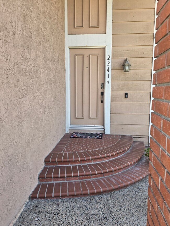 Building Photo - BEAUTIFUL 4 BEDROOM 3 BATH HOUSE. MOVE IN ...