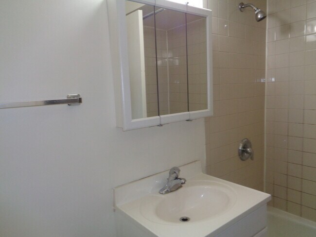 Foto del edificio - 8817 S Roberts Rd