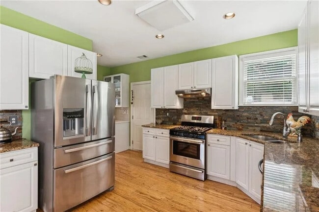 Building Photo - 805 Yosemite Dr NW