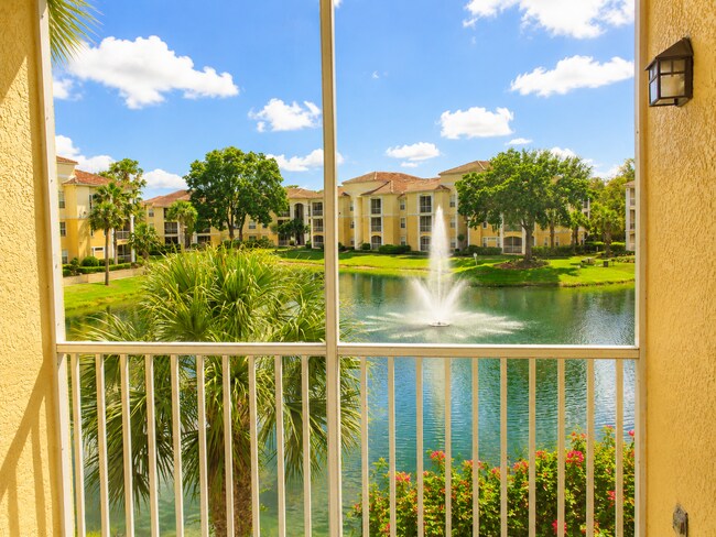 Foto del edificio - Beautifully Renovated 4 Bed / 2 Bath Condo in Visconti West Condominium- Water View