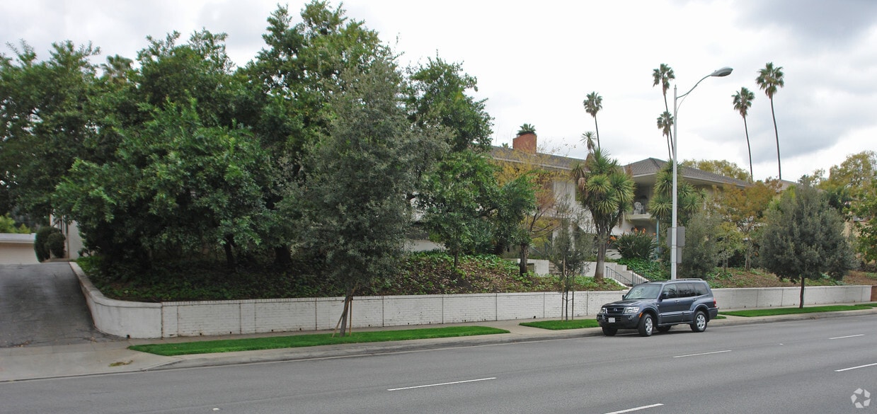 Building Photo - 1700 Fair Oaks Ave