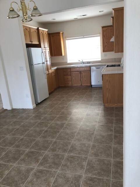 Building Photo - Very nice home near golf course