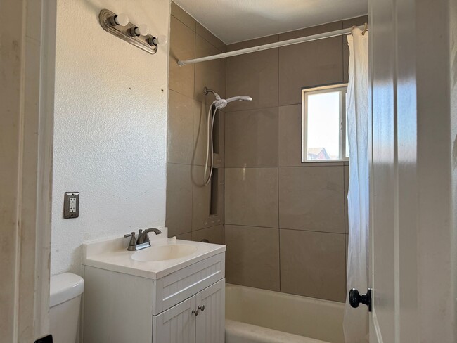Building Photo - Cute little bungalow in the heart of Henderson.
