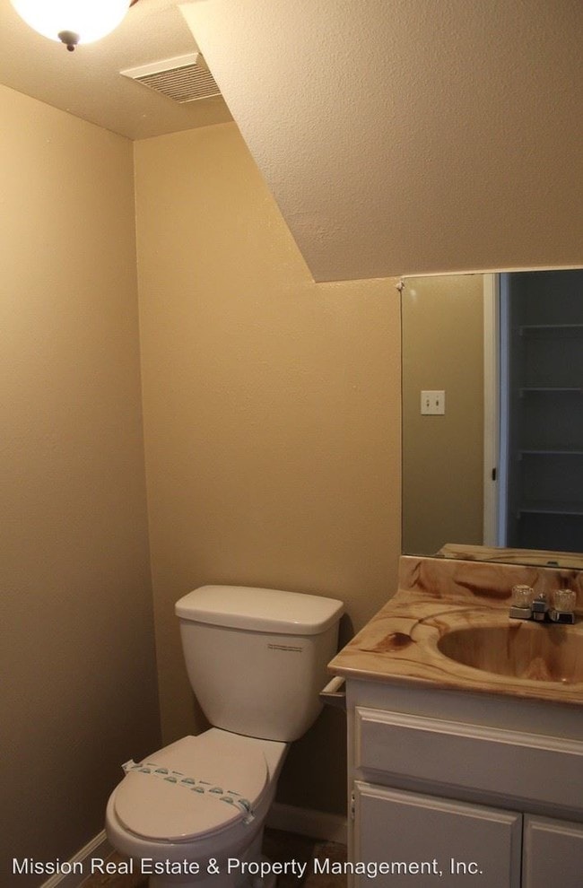 Building Photo - 449 W China Grade Loop