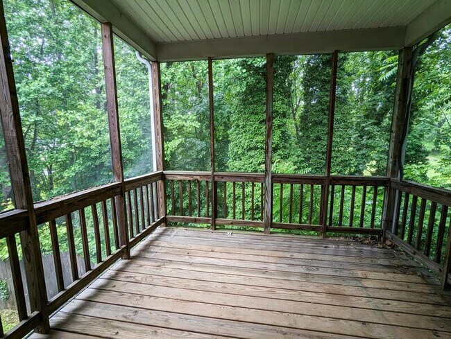 Building Photo - 726 Crestwood Cir