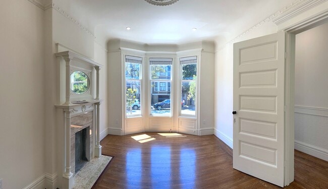 Building Photo - REMODELED BRIGHT 1500sf 3BR/1BA Flat Heart...