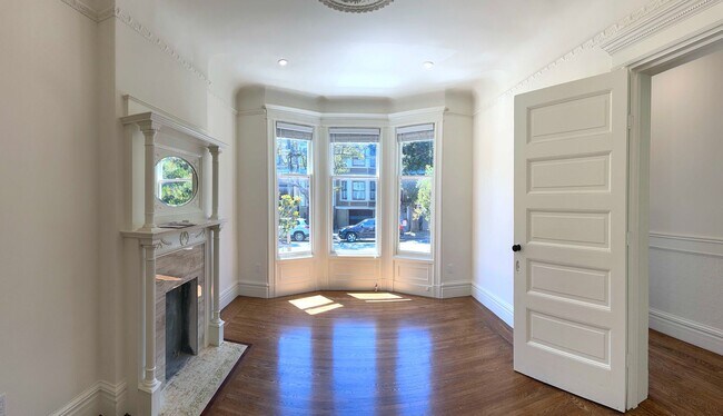 Foto del edificio - REMODELED BRIGHT 1500sf 3BR/1BA Flat Heart...
