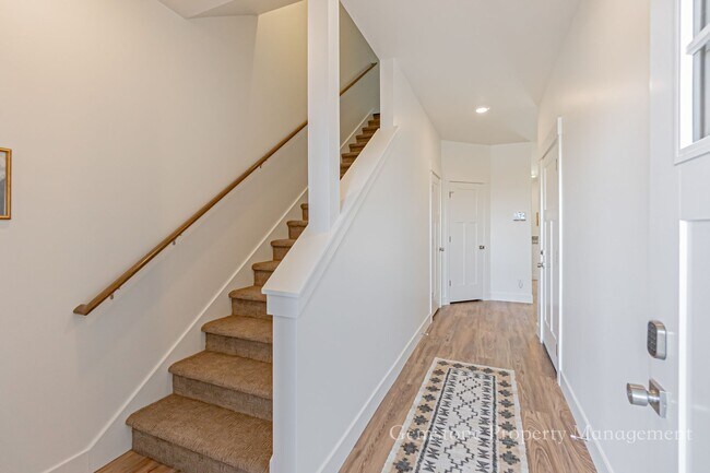 Foto del edificio - END UNIT - Darling 3 Bed 2.5 bath townhome in Sugar City, ID