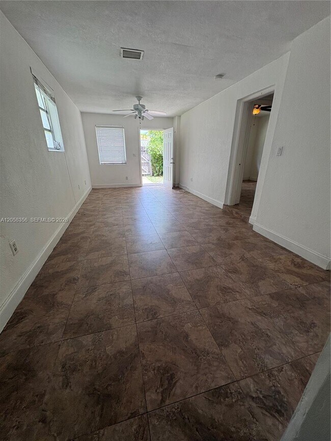 Building Photo - 410 Pinecrest Dr