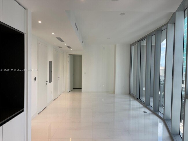 Building Photo - 300 Biscayne Blvd Way