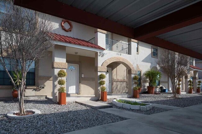 Foto del edificio - 113 Ramon Cardenas Dr
