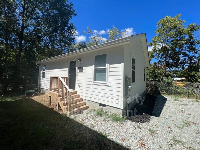 Primary Photo - 2109 Hart St