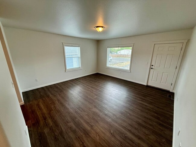 Building Photo - 1329 Elm St