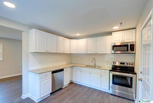 Foto del edificio - THREE BEDROOM / 1 1/2 BATH HOME