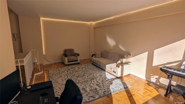 Foto del edificio - 98-26 64th Ave