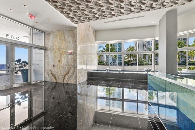 Foto del edificio - 335 S Biscayne Blvd