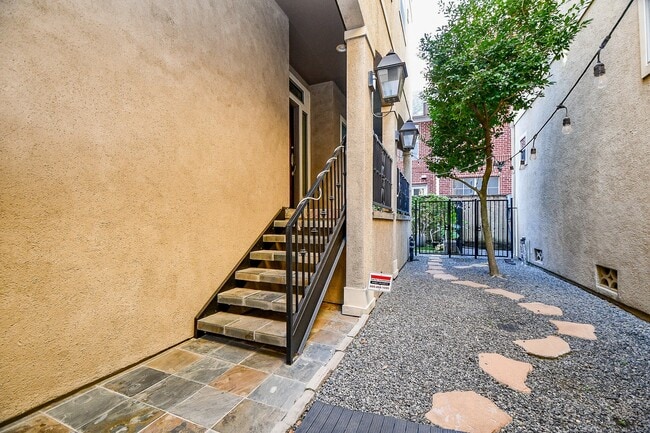 Building Photo - 6818 Staffordshire Blvd