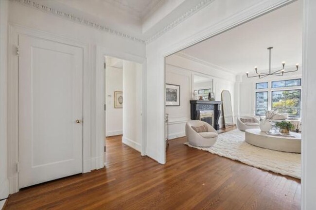 Foto del edificio - ELEGANT 2BR WITH LAKE VIEWS, FIREPLACE & D...