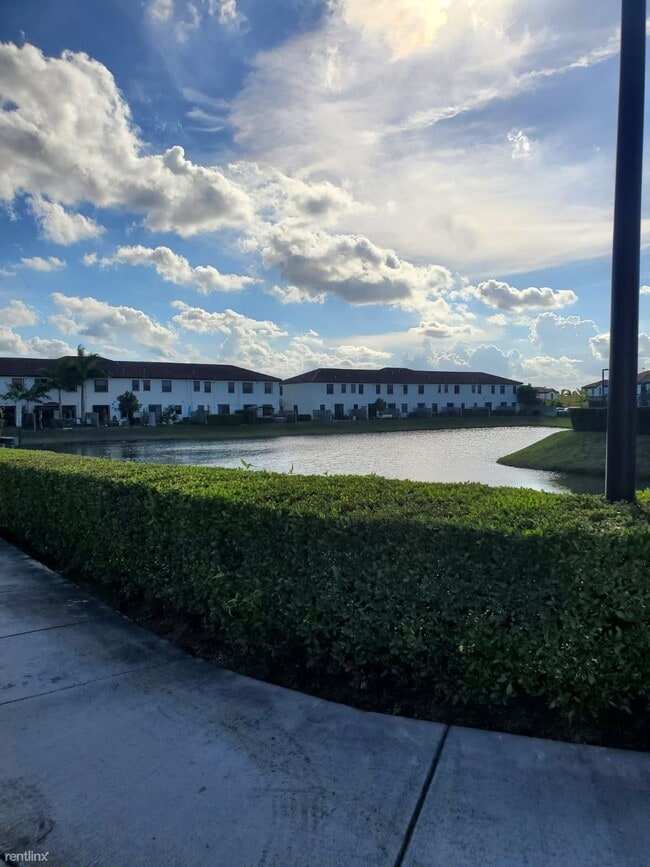 Foto del edificio - 3 br, 2 bath House - 18421 NW 89th Ct Town...