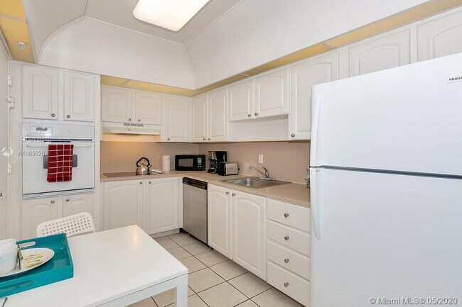 Building Photo - 3901 S Ocean Dr