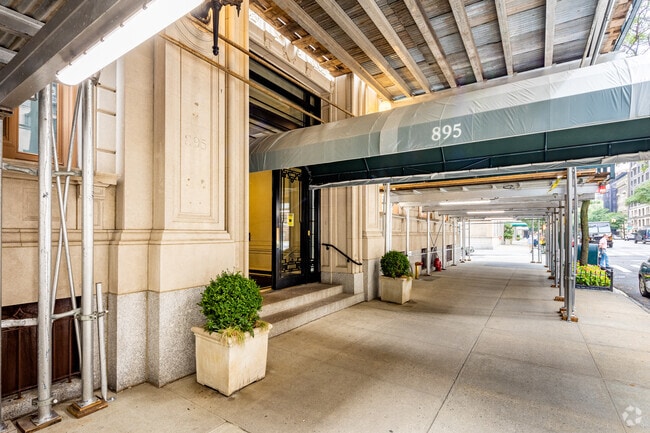 Building Photo - 895 W End Ave