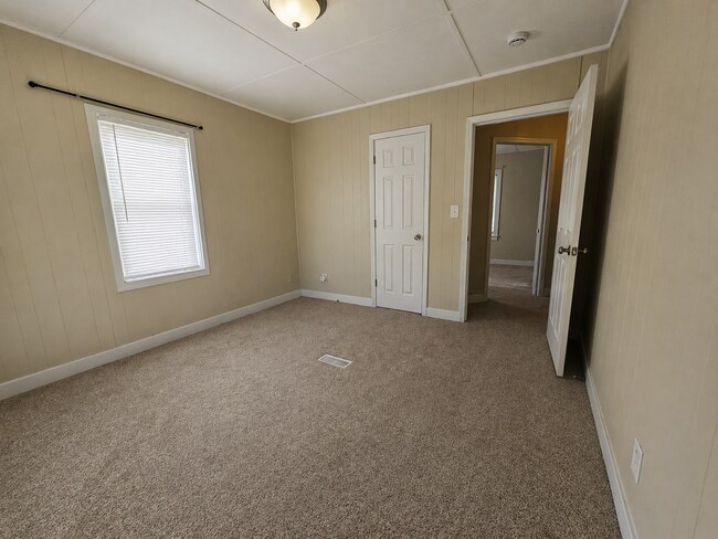 Foto del edificio - 2 bed 1 bath with Garage