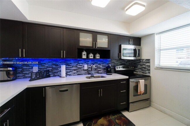 Foto del edificio - 845 W 79th Pl