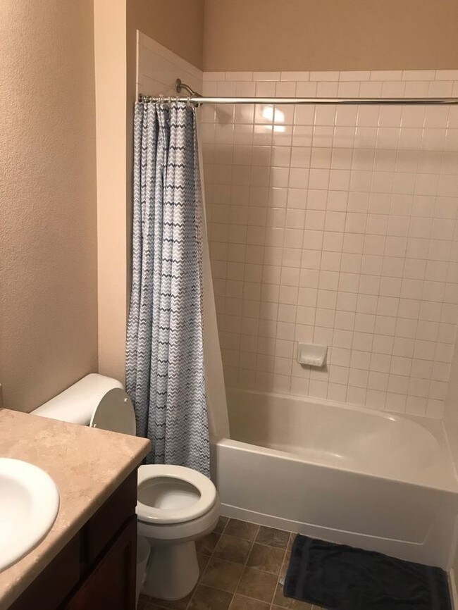 Building Photo - Clean 3 bed 3 bath 2 car GARAGE available NOW