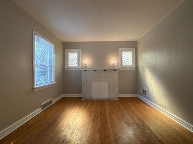 Building Photo - Stunning 3-Bedroom Home with Spacious Fenc...