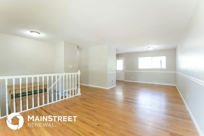 Building Photo - 165 Iris St