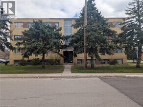 Building Photo - 799 Robinson St