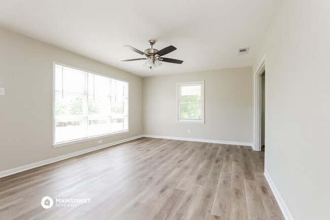 Building Photo - 104 Oak Dr