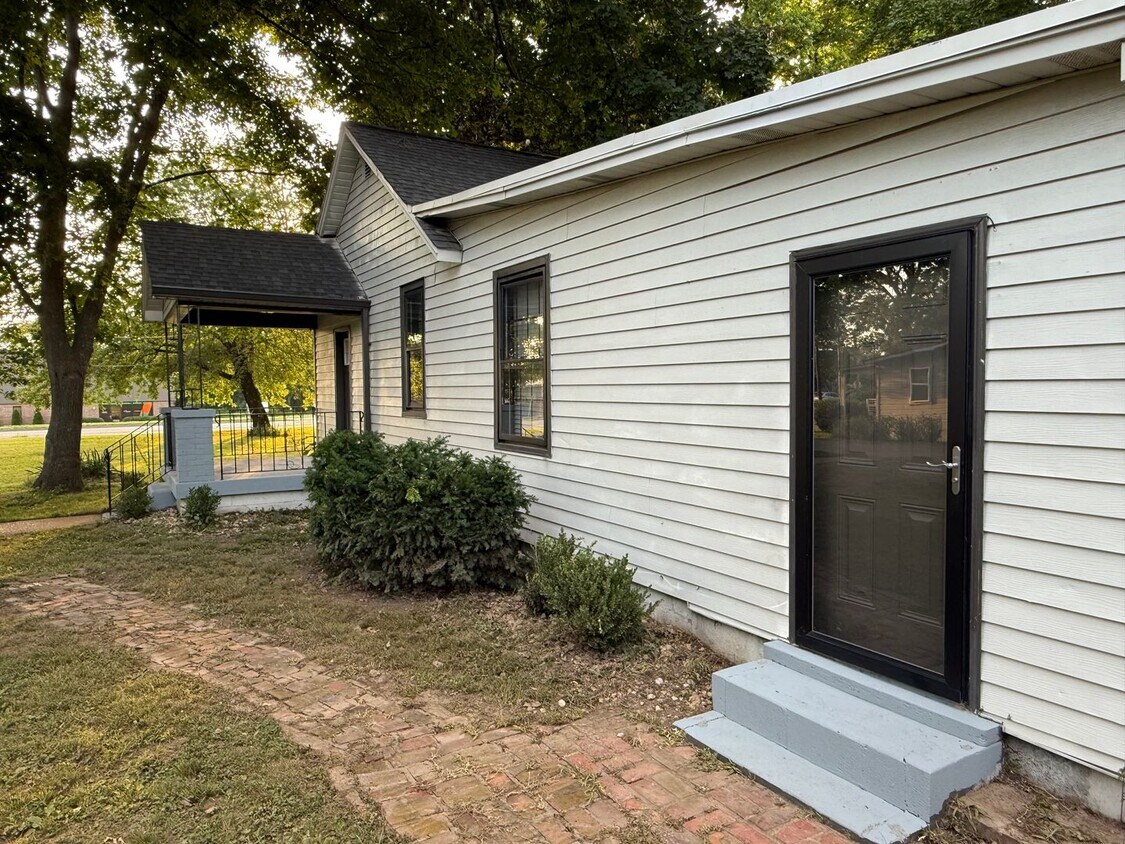 Foto del edificio - 3 Bed 1 Bath home minutes from everything ...