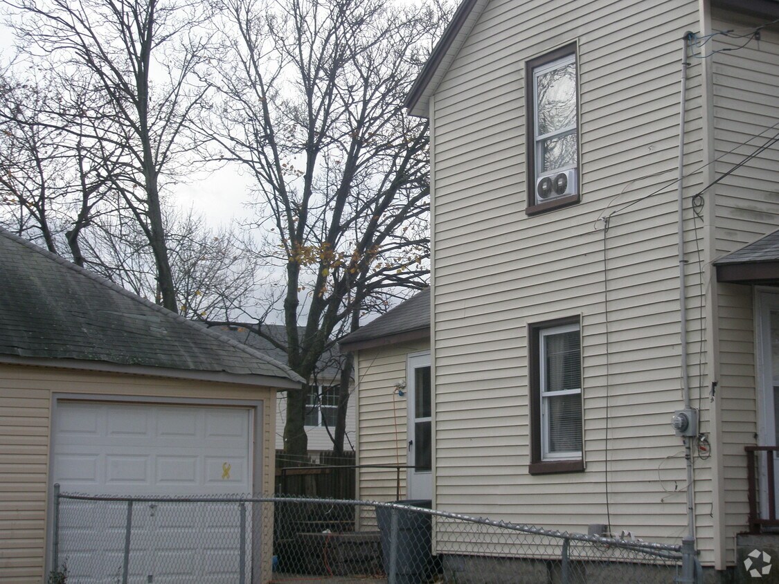 Building Photo - 12 Elm Ave