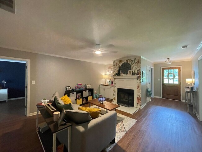 Foto del edificio - Three Bedroom Two Bathroom Quailwood